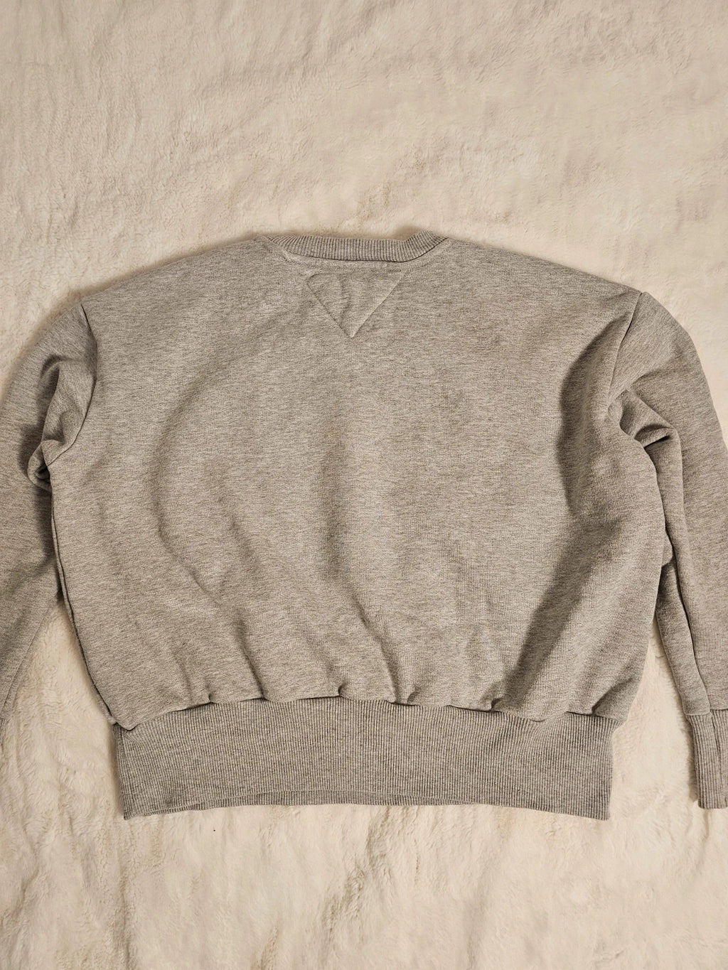 Tommy Jeans grey crew neck sweatshirt with logo, made of 100% cotton.