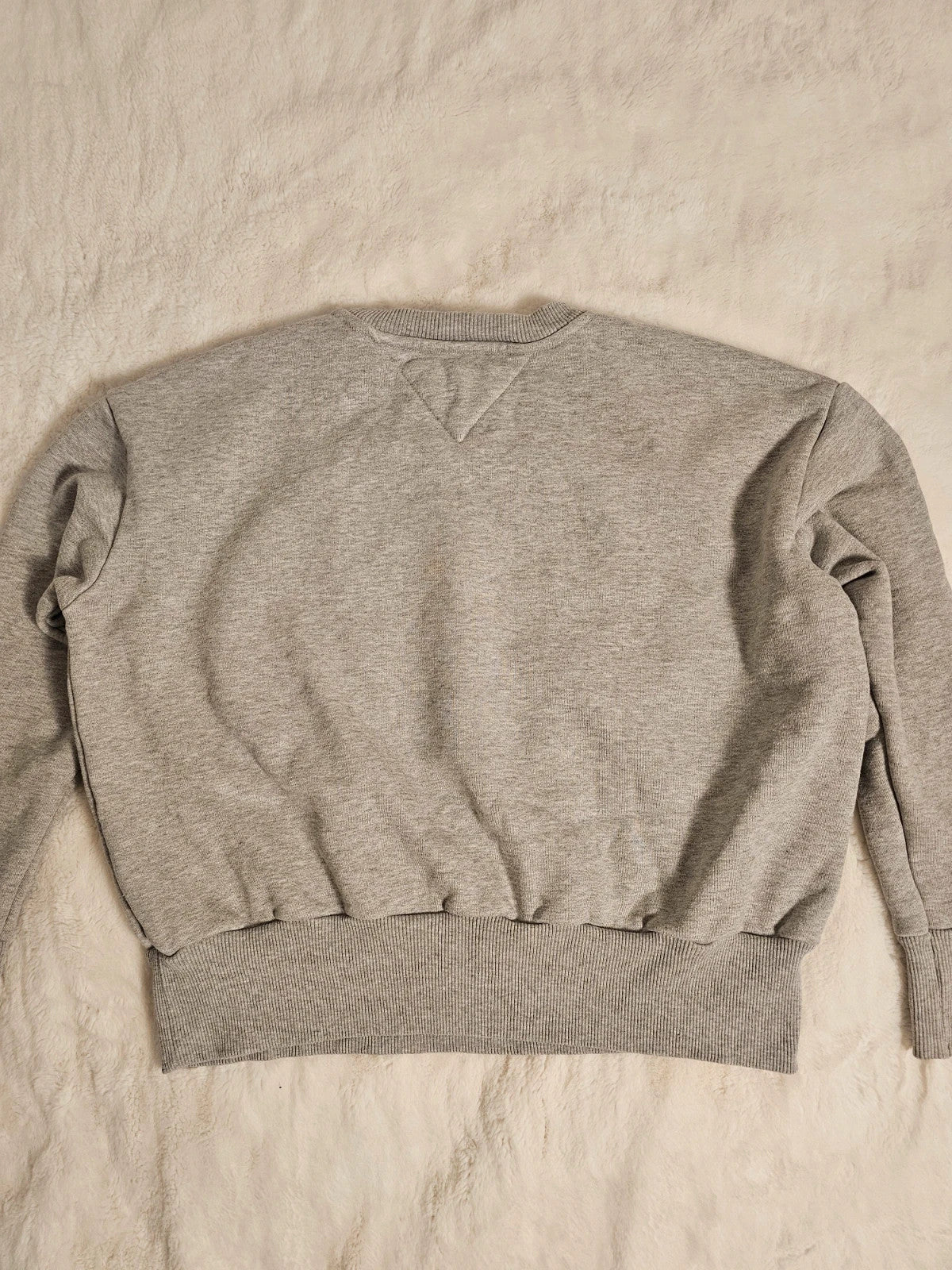 Tommy Jeans grey crew neck sweatshirt with logo, made of 100% cotton.